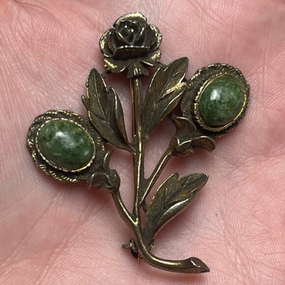 Vintage Unsigned Nephrite Jade Green Stone Floral Rose Brooch D3